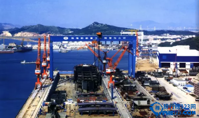 新中国成立以来，我国海军从小到大，从弱到强，根据美国战略研究所的统计，中国海军拥有主战舰艇总共约455 艘，总吨位为1138762 吨，位居世界第三。这些舰艇的中绝大多数来自于祖国大江南北的各个军工船企。排行榜123网的小编就根据各家船厂建造的舰艇情况来为这些军工船企来排排座次。