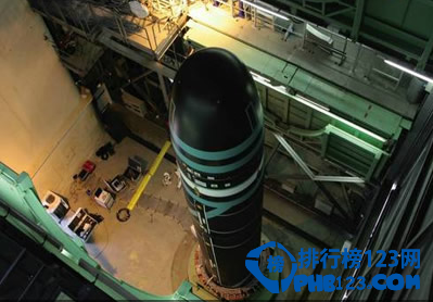 洲际弹道导弹(ICBM)被认为是一种主要的核威慑力量，目前只有少数国家拥有发射这种远距离武器的技术。近年来很多军事强国都开始发展自己的尖端武器，尤其注重在远程导弹上下大手笔。下面就跟着排行榜123网的小编一起来盘点世界排行前十的洲际导弹。