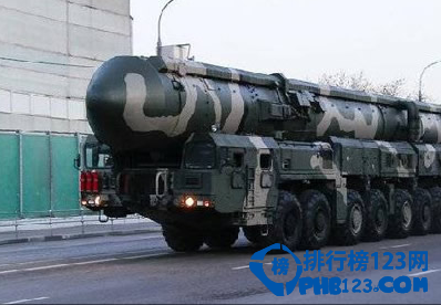 洲际弹道导弹(ICBM)被认为是一种主要的核威慑力量，目前只有少数国家拥有发射这种远距离武器的技术。近年来很多军事强国都开始发展自己的尖端武器，尤其注重在远程导弹上下大手笔。下面就跟着排行榜123网的小编一起来盘点世界排行前十的洲际导弹。