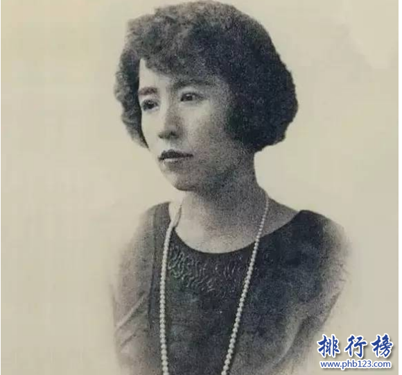 　　导语：民国时期出现了一批长得国色天香而且又才华出众的优秀女性，她们分别是张爱玲、吕碧城、萧红、石评梅等她们以独特的创作风格令很多男作家都钦佩，特别是大胆的在文学作品中表达追求爱情和不懈努力的精神产生了更新奇的效果，今天排行榜23网小编为大家编写了民国四大才女的生平一起来了解一下吧!  　　民国四大才女：张爱玲、吕碧城、萧红、石评梅  　　四、石评梅  　　石评梅是中国著名的现代女作家，生平喜欢梅花所以笔名为石评梅从小就饱读诗书所以有很深厚的文字功底。她一生创作了很多诗词歌赋、小说等在民国四大才女中被称为北京著名的女诗人，她的作品大部分表达的是追求爱情和渴望自由的主题其中代表作品有《红鬃马》《涛语》等1928年因病去世。  　　三、萧红  　　代表作品：《生死场》《马伯乐》《砂粒》  　　萧红民国时期著名的女作家，出生于黑龙江哈尔滨一个封建家庭从小母亲就去世。但是在文学上有很高的成就1933年创作了《弃儿》1935年之后创作了生死场、孤独的生活、呼兰河传等不幸的是1942年检查出肺结核以及恶性气管炎病逝于香港当时只有31岁真是红颜薄命。  　　二、吕碧城  　　代表作品：《琼楼》《望江南》《江神子》  　　吕碧城安徽旌德县人知名的文学家、政论家。在民国四大才女中是中国教育史上的执掌校政先例的民国奇才女。她创作了很多经典的文学作品其中包括吕碧城集、信芳集、欧美漫游录等在文学上的成就很高但是在感情上却是空白的，据说她一生未嫁曾经和很多才子和官员交往但是因为她比较自恃清高觉得别人配不上她就决定孤独终老。  　　一、张爱玲  　　代表作品：《传奇》《流言》  　　张爱玲河北省唐山市人中国知名的女作家，出生于上海。她的文学创作是从1942年开始的，先后创作了沉香屑第一炉香、茉莉香片、到底是上海人等很多小说作品曾经因为得罪了汪精卫而进入大牢。1944年和胡兰成相识结婚最后遭到背叛离婚。1973年定居美国洛杉矶1995年因为心血管疾病去世享年75岁。  　　结语：以上就是排行榜123网小编为大家盘点的民国四大才女，这些才女在文学创作上的成就很高带给我们很多经典的作品，成为很多人学习的对象。