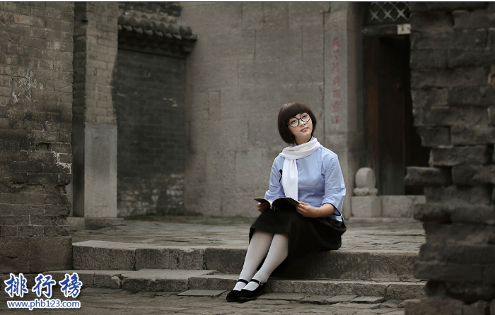 　　导语：民国时期出现了一批长得国色天香而且又才华出众的优秀女性，她们分别是张爱玲、吕碧城、萧红、石评梅等她们以独特的创作风格令很多男作家都钦佩，特别是大胆的在文学作品中表达追求爱情和不懈努力的精神产生了更新奇的效果，今天排行榜23网小编为大家编写了民国四大才女的生平一起来了解一下吧!  　　民国四大才女：张爱玲、吕碧城、萧红、石评梅  　　四、石评梅  　　石评梅是中国著名的现代女作家，生平喜欢梅花所以笔名为石评梅从小就饱读诗书所以有很深厚的文字功底。她一生创作了很多诗词歌赋、小说等在民国四大才女中被称为北京著名的女诗人，她的作品大部分表达的是追求爱情和渴望自由的主题其中代表作品有《红鬃马》《涛语》等1928年因病去世。  　　三、萧红  　　代表作品：《生死场》《马伯乐》《砂粒》  　　萧红民国时期著名的女作家，出生于黑龙江哈尔滨一个封建家庭从小母亲就去世。但是在文学上有很高的成就1933年创作了《弃儿》1935年之后创作了生死场、孤独的生活、呼兰河传等不幸的是1942年检查出肺结核以及恶性气管炎病逝于香港当时只有31岁真是红颜薄命。  　　二、吕碧城  　　代表作品：《琼楼》《望江南》《江神子》  　　吕碧城安徽旌德县人知名的文学家、政论家。在民国四大才女中是中国教育史上的执掌校政先例的民国奇才女。她创作了很多经典的文学作品其中包括吕碧城集、信芳集、欧美漫游录等在文学上的成就很高但是在感情上却是空白的，据说她一生未嫁曾经和很多才子和官员交往但是因为她比较自恃清高觉得别人配不上她就决定孤独终老。  　　一、张爱玲  　　代表作品：《传奇》《流言》  　　张爱玲河北省唐山市人中国知名的女作家，出生于上海。她的文学创作是从1942年开始的，先后创作了沉香屑第一炉香、茉莉香片、到底是上海人等很多小说作品曾经因为得罪了汪精卫而进入大牢。1944年和胡兰成相识结婚最后遭到背叛离婚。1973年定居美国洛杉矶1995年因为心血管疾病去世享年75岁。  　　结语：以上就是排行榜123网小编为大家盘点的民国四大才女，这些才女在文学创作上的成就很高带给我们很多经典的作品，成为很多人学习的对象。