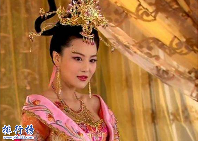 　　导语：中国古代美女众多，据说有一种说法美女祸国，红颜薄命。但是不是所有的美女都是祸水，只有那些长得貌美如花，妖媚的美女才能算的上祸水。今天排行榜123网小编整理了古代四大红颜祸水的资料，一起来看看吧!  　　古代四大红颜祸水：妲己、妹喜、骊姬、杨贵妃  　　四、杨贵妃  　　杨玉环是李隆基在位的贵妃，长得貌美如花，国色天香拥有完美的身材还有妩媚的舞姿取得李隆基的万千宠爱，为了讨杨玉环开心命人千里火速摘来荔枝给美人吃，只为让她红颜一笑。从此荒废朝政整天饮酒作乐，最后马嵬坡之变，安史之乱爆发李隆基带着杨玉环逃跑中途发生兵变，逼于无奈只好杀死了爱妃杨玉环，李隆基一蹶不振从此唐朝开始衰退。  　　三、骊姬  　　骊姬是春秋战国时期的女子，五官精致，倾国倾城成为了晋献公宠妃，不久就生下一个儿子名字叫奚齐。她以绝色美貌取得晋献公专宠，还与优施通奸一起排挤申生最后迷惑晋献公立自己的儿子奚齐为太子，用阴谋诡计害死了齐姜的儿子申生，最后公子重耳也逃跑到国外这就是骊姬之乱。  　　二、妹喜  　　妹喜是有施氏的公主五官长得好看，身材苗条是有施部落的大美女，因为美貌成为了夏朝桀的王后，夏桀为了让美女妺喜开心并开始筑瑶台、建宫殿玉床等奢华的琼室。每日在宫中陪着美人饮酒作乐不管朝政，直至后来妹喜还用美色迷惑君王干预朝政，让妹喜坐在自己的膝盖上面。由于夏桀整日沉迷酒池肉林商汤趁机起兵攻打夏朝战败之后带着妺喜逃亡到南巢那边发生意外死亡。  　　一、妲己  　　妲己是古代家喻户晓的妖女，她有一个蛇蝎心肠是中国古代四大红颜祸水之一。她是有苏氏部落的女儿，当时商纣王攻打有苏部落，最后部落落败投降将美女妲己还有其它贵重财物一并献给大王，妲己到了宫中开始用美色迷惑君王，导致商纣王整日沉迷酒池肉林宠幸妲己这个美人，得知妲己喜欢珠宝就在全国搜集名贵珠宝赠送给她，有一次妲己看见一个孕妇很好奇孩子是怎么样的，就命人剖腹看孕妇肚子十分的血腥残忍，无辜断送母子性命，还怂恿纣王杀死贤臣比干并且挖出心脏，十分的残暴。最后老百姓看不下去了开始反抗，公元前周武王讨伐商纣王在牧野一战中胜利，据说商纣王最后逃跑到鹿台被杀死，妲己也被一并杀死。  　　结语：以上就是排行榜123网小编为大家盘点的古代四大红颜祸水，这四大美女长得国色天香害得君王整日饮酒作乐不理朝政导致最后朝代灭亡自己惨死，真的不得不佩服这几位美女的魅力。