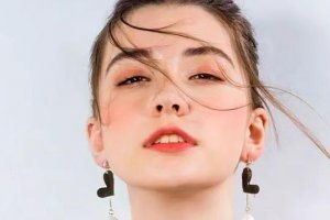 年龄最小最美的5位模特：14岁嫩模弗拉达·久巴死在台上