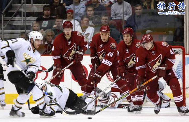 　　导语：美国有四大体育比赛受到世界各国人民的关注和追捧。其中最知名的是美国篮球职业联赛NBA诞生了很多知名球星其中包括乔丹、姚明、科比等那么你还知道美国还有哪些体育比赛吗?今天排行榜123网小编为大家盘点了美国四大体育联盟排名，一起来了解一下。  　　美国四大体育联盟排名  　　1.美国篮球职业联赛 NBA  　　2.国家橄榄球联盟 NFL  　　3.职业棒球大联盟 MLB  　　4.国家冰球联盟 NHL  　　四、国家冰球联盟 NHL  　　冰球联盟是北美最大的一个职业冰球赛事成立于1917年之前有6支团队不断的创新扩展发展成为31支球队，其中有25个球队来自美国有6个球队来自加拿大分成东西两个区，是美国四大体育联盟之一每年赛事都是争夺斯坦利杯，这是职业运动中最悠久的冠军奖杯。  　　三、职业棒球大联盟 MLB  　　棒球联盟是北美地区的职业运动赛事，是由国家联盟和美国联盟共同组成，美国联盟使用指定的比赛规则国家联盟没有，每年的联盟赛事都是为了争夺世界大赛的冠军。和国家橄榄球联盟、国家冰球联盟以及美国篮球职业联赛并称为美国四大体育联盟。  　　二、国家橄榄球联盟 NFL  　　国家橄榄球联盟是美国橄榄球中最高级别的一个体育比赛，每年的超级碗受到很多观众的喜欢。在美国四大体育联盟排名中是最具有商业价值的体育联盟，成立于1920年是由32个美国不同地区的球队组成分别分为美国美式橄榄球联会和国家美式橄榄球联会组成，每次比赛时间为9月初一般在周日周四、周一比赛，是为了争夺文斯·隆巴迪杯冠军杯。  　　一、美国篮球职业联赛 NBA  　　美国篮球职业联赛NBA是国际知名的篮球比赛，成立于1946年位于纽约。是由北美30支队伍组成的男子职业篮球联盟，其中诞生了很多知名的篮球明星其中包括迈克尔·乔丹、科比·布莱恩特、姚明等知名球星。分别分为东部联盟和西部联盟两个联盟是很多男生喜欢看的精彩赛事，另外还有NBA全明星赛是一种表演形式的比赛时间不定期总共有3天。  　　结语：以上就是排行榜123网小编为大家盘点的美国四大体育联盟排名，其中美国篮球职业联赛NBA关注度最高，知名度最高受到很多市民的喜欢。