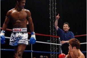 安东尼马库斯vs疯子阿兰·佩迪拉，一记扫腿让黑拳魔王命丧拳台