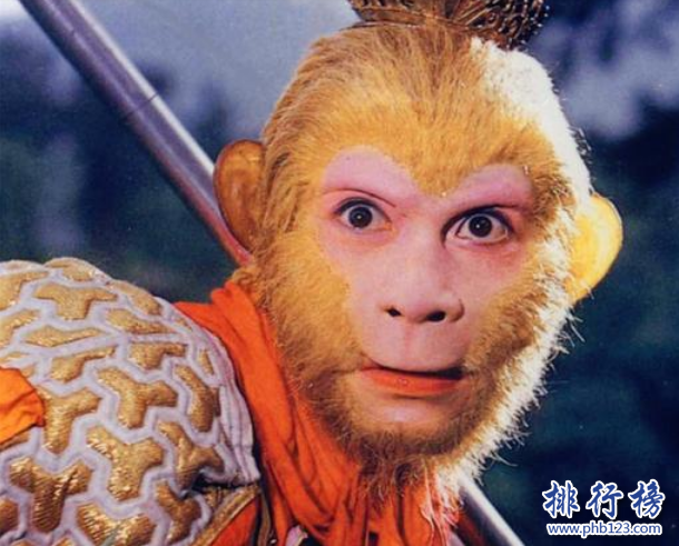 　　导语：西游记是中国四大名著，是吴承恩老师带给我们的经典作品，这部著作陪伴了我们小时候的回忆，对后世的影响和启迪很大。今天排行榜123网小编整理了西游记四大人物介绍，一起来了解一下吧!  　　西游记四大人物:唐僧、孙悟空、猪八戒、沙僧  　　四、沙僧  　　老家：流沙河  　　兵器：降妖宝杖  　　修成经过：卷帘大将→妖怪→和尚→金身罗汉  　　沙僧又称沙悟净，沙和尚等是西游记里面的人物，原本是玉帝的卷帘大将后来失误打破了琉璃盏触犯了天条被罚下凡，在民间他专做坏事还吃人，后来观音菩萨点化赐予法号沙悟净，一心跟着师傅唐僧，还有悟空、八戒等四人护送师傅去西天取经，在西游记四大人物里面沙僧是最憨厚最忠心的一个，他的武器是降妖宝杖，有点像月牙铲据说这个法器还很重。  　　人物评价:沙僧对唐僧是言听计从不像悟空那么叛逆，也不想猪八戒好吃懒做还比较色，他任劳任怨遵守佛门规矩，最终护送师傅到达西天取得真经也算是功德圆满了，被如来佛祖封为南无金身罗汉。  　　三、猪八戒  　　老家：高老庄  　　武器：九齿钉钯  　　技能：天罡数的三十六般变化  　　猪八戒又称猪无能原来是玉帝的天蓬元帅因为调戏仙女被赶出天界，最后投错猪胎。他有一把九齿钉耙，会变身术和腾云驾雾等功夫，唐僧在高老庄碰到八戒就收为徒弟护送其去西天取经，他比较好色好喜欢吃肉，唐僧为了让他戒掉五荤三厌所以叫他八戒。他是一个好吃懒做，又经常打退堂鼓的自私自利的人。  　　角色评价：猪八戒是一个憨厚力气又大的人，虽然嘴巴甜但是却贪恋女色经常被妖怪迷住，难以分辨他是悟空的好帮手，最后护送师傅到达西天，被唐僧点化知错就改所以如来佛祖封他为净坛使者。  　　二、孙悟空  　　老家：花果山  　　兵器：如意金箍棒  　　技能：七十二变、大品天仙决、筋斗云  　　孙悟空又称美猴王，据说是仙石里面蹦出来的，后来拜菩提祖师学艺取名孙悟空，在师傅那里学会了筋斗云和七十二变等法术，后来大闹天宫被天帝招安封为弼马温，他狂妄自大在花果山自封为齐天大圣后来又跑到天庭偷吃蟠桃和太上老君的仙丹练就了金刚之躯和火眼金睛，之后又闹完天宫被如来佛祖压在五行山下面500年反省悔过，观音前来点化被唐僧救出来收为徒弟，保护唐僧取经成功被封为斗战胜佛。  　　角色评价：孙悟空非常机智聪明而且活泼好动对唐僧很忠心，很多人看了西游记都会喜欢这个角色，他是勇敢和智慧的代名词他敢于同妖魔古怪作斗争有大无畏的精神，是我们心中的英雄人物。  　　一、唐僧  　　老家：河南洛阳  　　外形：锦襕袈裟 九环锡杖  　　代表作品：《大唐西域记》《会宗论》《制恶见论》  　　唐僧前世是如来的弟子金蝉子，原型来自于唐朝的高僧玄奘，他十几岁就在洛阳净土寺出家了，贞观元年他出游印度钻研佛经，后来还写有大唐西域记、会宗论等作品，还翻译了印度的经文，为中国和印度文化交流打好了基础，据说在西夏时期就有唐僧取经的故事后来随着时间不断演变才有了西游记。  　　人物评价：唐僧能取得成就还得靠孙悟空一路护送，他在西游记四大人物里面是一个领导人的角色，因为没有法术所以给徒弟们带来很多麻烦，他无德无能却带着一个法术高超的团队，最后四人取得真经，不得不佩服这个他的领导能力了。  　　角色评价：他是一个很有耐心的人经常说教徒弟们，使他们改正缺点，他还是一个性格坚韧不拔的人，能禁得住诱惑，敢于面对困难坚持不懈的人所以最后带着徒弟们修炼成佛。  　　结语：以上就是排行榜123网小编为大家盘点的西游记四大人物，这几位通过自己的毅力克服了九九八十一难最后修成正果，对后世的启迪很大，他们身上的坚韧的性格还是值得我们学习的。