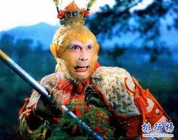 　　导语：西游记是中国四大名著，是吴承恩老师带给我们的经典作品，这部著作陪伴了我们小时候的回忆，对后世的影响和启迪很大。今天排行榜123网小编整理了西游记四大人物介绍，一起来了解一下吧!  　　西游记四大人物:唐僧、孙悟空、猪八戒、沙僧  　　四、沙僧  　　老家：流沙河  　　兵器：降妖宝杖  　　修成经过：卷帘大将→妖怪→和尚→金身罗汉  　　沙僧又称沙悟净，沙和尚等是西游记里面的人物，原本是玉帝的卷帘大将后来失误打破了琉璃盏触犯了天条被罚下凡，在民间他专做坏事还吃人，后来观音菩萨点化赐予法号沙悟净，一心跟着师傅唐僧，还有悟空、八戒等四人护送师傅去西天取经，在西游记四大人物里面沙僧是最憨厚最忠心的一个，他的武器是降妖宝杖，有点像月牙铲据说这个法器还很重。  　　人物评价:沙僧对唐僧是言听计从不像悟空那么叛逆，也不想猪八戒好吃懒做还比较色，他任劳任怨遵守佛门规矩，最终护送师傅到达西天取得真经也算是功德圆满了，被如来佛祖封为南无金身罗汉。  　　三、猪八戒  　　老家：高老庄  　　武器：九齿钉钯  　　技能：天罡数的三十六般变化  　　猪八戒又称猪无能原来是玉帝的天蓬元帅因为调戏仙女被赶出天界，最后投错猪胎。他有一把九齿钉耙，会变身术和腾云驾雾等功夫，唐僧在高老庄碰到八戒就收为徒弟护送其去西天取经，他比较好色好喜欢吃肉，唐僧为了让他戒掉五荤三厌所以叫他八戒。他是一个好吃懒做，又经常打退堂鼓的自私自利的人。  　　角色评价：猪八戒是一个憨厚力气又大的人，虽然嘴巴甜但是却贪恋女色经常被妖怪迷住，难以分辨他是悟空的好帮手，最后护送师傅到达西天，被唐僧点化知错就改所以如来佛祖封他为净坛使者。  　　二、孙悟空  　　老家：花果山  　　兵器：如意金箍棒  　　技能：七十二变、大品天仙决、筋斗云  　　孙悟空又称美猴王，据说是仙石里面蹦出来的，后来拜菩提祖师学艺取名孙悟空，在师傅那里学会了筋斗云和七十二变等法术，后来大闹天宫被天帝招安封为弼马温，他狂妄自大在花果山自封为齐天大圣后来又跑到天庭偷吃蟠桃和太上老君的仙丹练就了金刚之躯和火眼金睛，之后又闹完天宫被如来佛祖压在五行山下面500年反省悔过，观音前来点化被唐僧救出来收为徒弟，保护唐僧取经成功被封为斗战胜佛。  　　角色评价：孙悟空非常机智聪明而且活泼好动对唐僧很忠心，很多人看了西游记都会喜欢这个角色，他是勇敢和智慧的代名词他敢于同妖魔古怪作斗争有大无畏的精神，是我们心中的英雄人物。  　　一、唐僧  　　老家：河南洛阳  　　外形：锦襕袈裟 九环锡杖  　　代表作品：《大唐西域记》《会宗论》《制恶见论》  　　唐僧前世是如来的弟子金蝉子，原型来自于唐朝的高僧玄奘，他十几岁就在洛阳净土寺出家了，贞观元年他出游印度钻研佛经，后来还写有大唐西域记、会宗论等作品，还翻译了印度的经文，为中国和印度文化交流打好了基础，据说在西夏时期就有唐僧取经的故事后来随着时间不断演变才有了西游记。  　　人物评价：唐僧能取得成就还得靠孙悟空一路护送，他在西游记四大人物里面是一个领导人的角色，因为没有法术所以给徒弟们带来很多麻烦，他无德无能却带着一个法术高超的团队，最后四人取得真经，不得不佩服这个他的领导能力了。  　　角色评价：他是一个很有耐心的人经常说教徒弟们，使他们改正缺点，他还是一个性格坚韧不拔的人，能禁得住诱惑，敢于面对困难坚持不懈的人所以最后带着徒弟们修炼成佛。  　　结语：以上就是排行榜123网小编为大家盘点的西游记四大人物，这几位通过自己的毅力克服了九九八十一难最后修成正果，对后世的启迪很大，他们身上的坚韧的性格还是值得我们学习的。