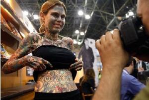 世界上纹身最恐怖的女人：朱莉亚·吉娜斯 见不得光(私房照)