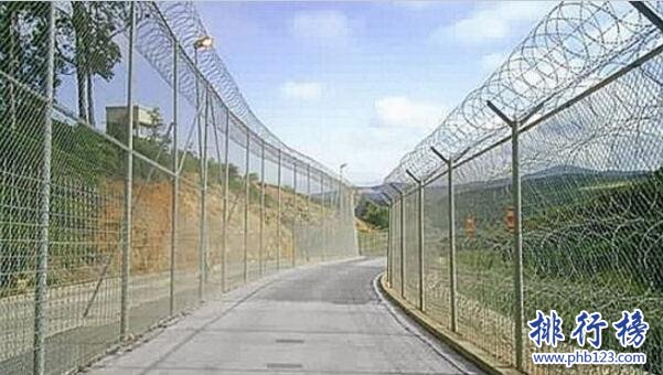 全球10大最奇特的边界 家中厨房在美国餐厅在加拿大