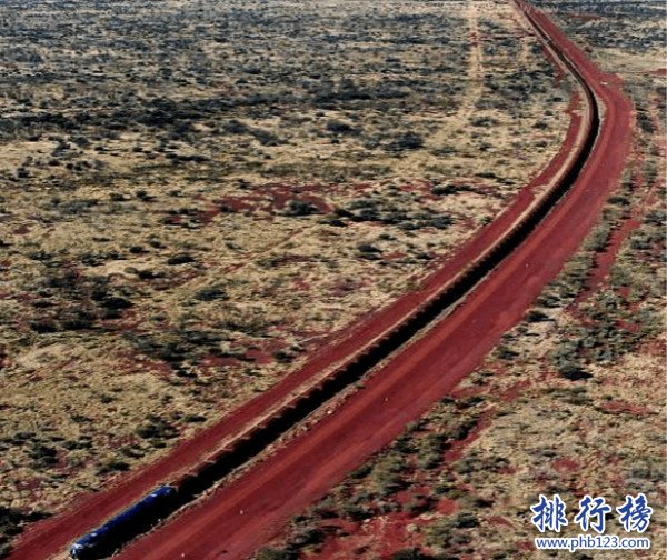 世界上最长的火车，共有八个车头682节车厢(长7353米)